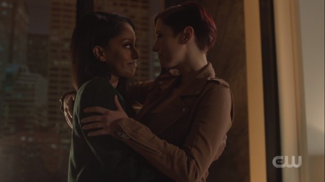 Supergirl 507-23 dansen hug